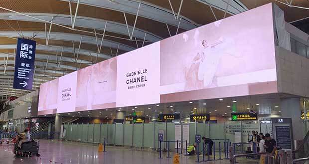 A giant LED OOH ad for Chanel in Pudong International Airport.