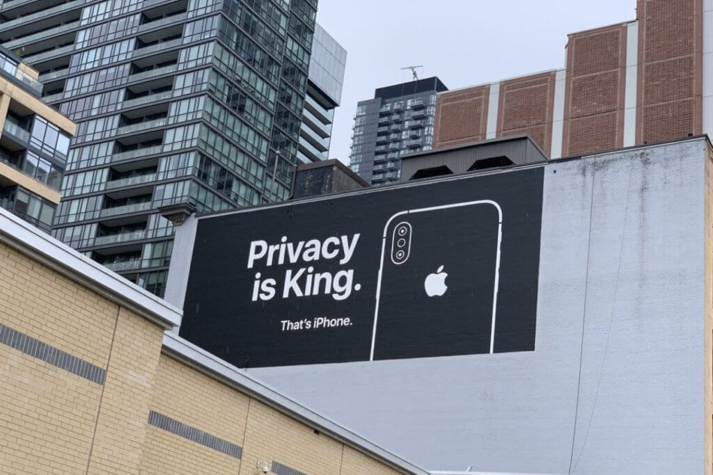 An ad on the side of a building with a drawing of an iPhone and says, "Privacy is King."